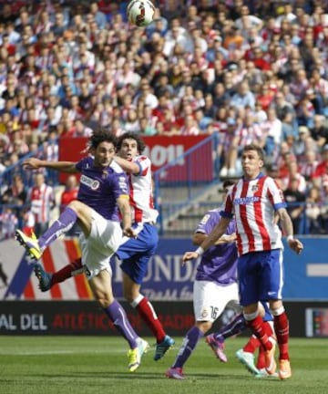 Tiago marca de cabeza el 1-0.