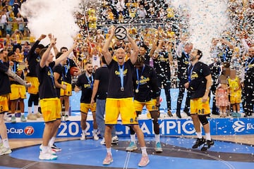 Triunfo, celebración y premio doble para el Gran Canaria. Campeón de la Eurocup y clasificación directa para la Euroliga la próxima temporada. En la imagen, Oliver Stevic levanta el trofeo.