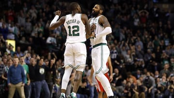 Terry Rozier y Kyrie Irving celebran una canasta en plena remontada ante los Rockets.