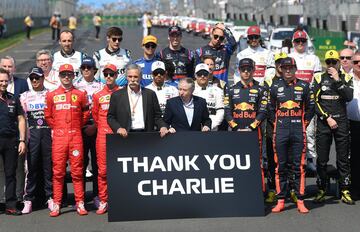 Pilotos y miembros oficiales de la F1 con un cartel honrando la memoria de Charlie Whiting, director de carrera de la Formula 1, fallecido esta semana en Australia debido a una embolia pulmonar.