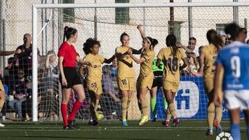 Graham Hansen y Aitana celebran el 0-1 del Barcelona al Alhama.