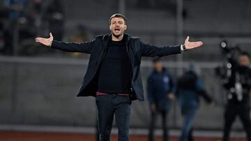 Cruz Azul�s head coach Martin Anselmi gestures during the Liga MX Clausura football match between Guadalajara and Atlas at the Estadio Olimpico Universitario stadium in Mexico city on January 11, 2025. (Photo by Carl de Souza / AFP)