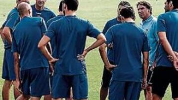 <b>AFECTADOS. </b>Después de un final de temporada de infarto y una merecida salvación a pesar de la falta de pagos, la plantilla azulina atraviesa un delicado momento. Desde que comenzó la pretemporada, se ha afirmado que el pago a la AFE se realizaría y, de momento, siguen sin recibir el dinero que se les adeuda. Por eso, los jugadores han tomado medidas. Se han negado a entrenarse en varias ocasiones (ayer no hubo sesiones) y tampoco han ido al stage de Montecastillo.