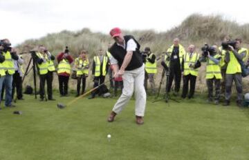 Donald Trump golpea la bola en el campo de golf (de su propiedad) de Menie, en Escocia.