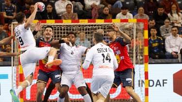 Jugada en la zona de España durante la final del Torneo Internacional de España de Balonmano 2026, que disputaron en el Navarra Arena las selecciones de España y Portugal.