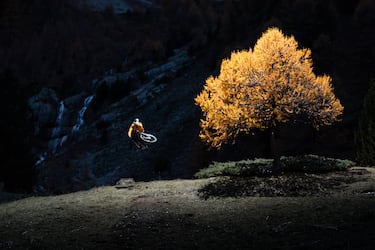 This image is free for editorial purposes only when used in relation to Red Bull Illume. Please always add the photographer credit: ? Name of photographer / Red Bull Illume Photographer: L¨¦o Grosgurin, Athlete: Arthur Deblonde, Location: Brian?on, France // Red Bull Illume 2023 // SI202310090356 // Usage for editorial use only //