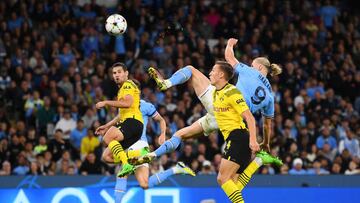 MANCHESTER, ENGLAND - SEPTEMBER 14: Erling Haaland of Manchester City scores their sides second goal during the UEFA Champions League group G match between Manchester City and Borussia Dortmund at Etihad Stadium on September 14, 2022 in Manchester, England. (Photo by Michael Regan/Getty Images)