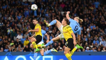 MANCHESTER, ENGLAND - SEPTEMBER 14: Erling Haaland of Manchester City scores their sides second goal during the UEFA Champions League group G match between Manchester City and Borussia Dortmund at Etihad Stadium on September 14, 2022 in Manchester, England. (Photo by Michael Regan/Getty Images)
