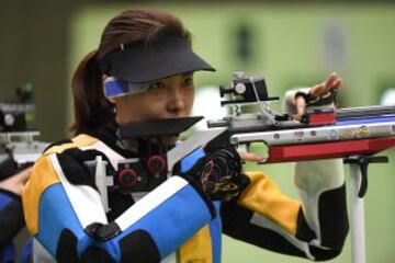 La china rompió el récord olímpico en las rondas clasificatorias al conseguir 420,7 puntos en la categoría 10 m rifle de aire femenino de tiro. Aunque fue plata finalmente superada por la estadounidense Virginia Thrasher.