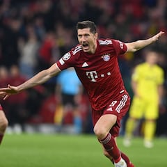 Kahn dismisses Lewandowski rumours: “He’s staying at Bayern”