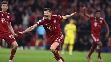 Bayern Munich's Polish forward Robert Lewandowski (C) celebrates scoring the opening goal with his teammates during the UEFA Champions League quarter-final, second leg football match FC Bayern Munich v FC Villarreal in Munich, southern Germany on April 12, 2022. (Photo by CHRISTOF STACHE / AFP)