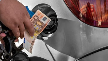 echar gasolina en una gasolinera