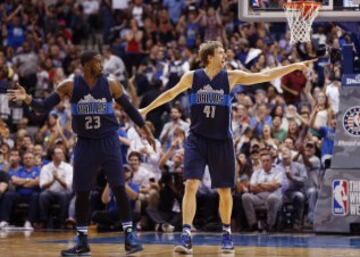 Dirk Nowitzki y Wesley Matthews.