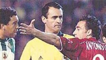 <b>TENSIÓN TOTAL.</b> Benjamín y Antonio López discuten con Pino Zamorano un lance del derby caliente que se jugó ayer en el Ruiz de Lopera.