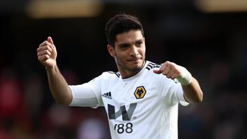 El delantero mexicano volvió a marcar gol con los Wolves y poco a poco se convierte en ídolo de los seguidores ingleses.