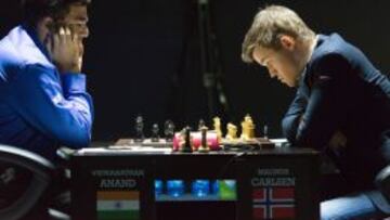 El regalo de Magnus Carlsen (derecha) no lo supo aprovechar Viswanathan Anand.