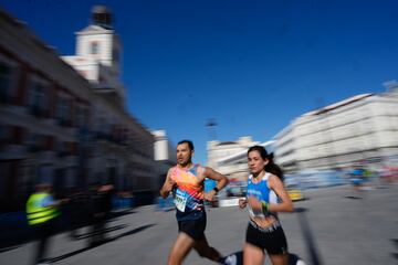 Dos participantes de la carrera pasando por la céntrica plaza madrileña.