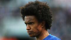 Sarri seeking talks with Willian over delayed Chelsea return