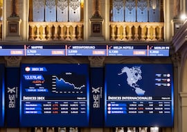 Dos paneles del IBEX 35 en el Palacio de la Bolsa de Madrid, a 4 de abril de 2025, en Madrid (España). El Ibex 35 caía un 5,8% en el tramo medio de negociación, lo que le llevaba a situarse en los 12.420 enteros, lastrado por la banca y al verse contagiada por la debacle de Wall Street, que anoche se hundió por los anuncios del presidente de Estados Unidos, en materia arancelaria. Los bancos españoles se han hundido hasta un 12%.
04 ABRIL 2025;ECONOMIA;ARANCELES;TRUMP;MEDIA SESIÓN;IBEX 35;BANCOS;COMERCIAL;GUERRA;VIERNES NEGRO
Eduardo Parra / Europa Press
04/04/2025