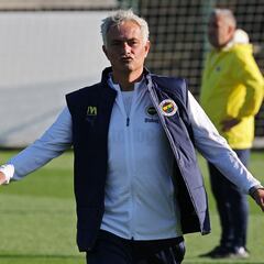 Un jugador del Fenerbahçe lesiona...¡a Mourinho!