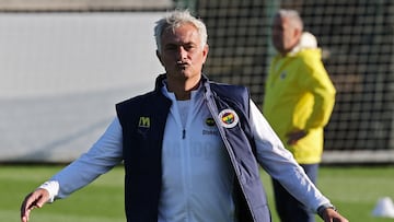 Soccer Football - Europa League - Fenerbahce Training - Can Bartu Training Facilities, Istanbul, Turkey - October 23, 2024 Fenerbahce coach Jose Mourinho during training REUTERS/Umit Bektas