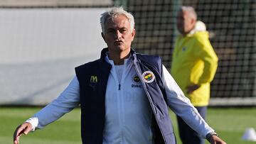 Jose Mourinho, entrenador del Fenerbahçe turco, durante un entrenamiento con el equipo.