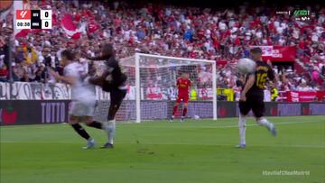 El rodillazo de Rüdiger a Ocampos que generó en la polémica del gol anulado a Bellingham en el minuto 8 del Sevilla-Real Madrid de LaLiga EA Sports.