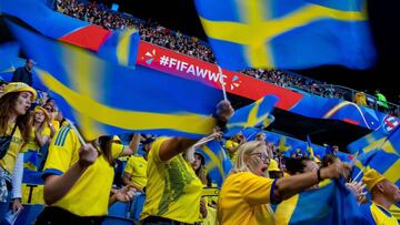 Simpatizantes de la selecci&oacute;n de f&uacute;tbol femenina sueca ondean banderas durante el partido del Grupo F entre Suecia y Estados Unidos, correspondiente al Mundial Femenino de la FIFA, este jueves en el Stade Oc&eacute;ane de El Havre (Francia).