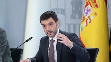 El ministro de Derechos Sociales, Consumo y Agenda 20230, Pablo Bustinduy, interviene durante una rueda de prensa posterior a la reunión del Consejo de Ministros, en el Palacio de la Moncloa, a 27 de febrero de 2024, en Madrid (España). El Consejo de Ministros ha aprobado hoy, a propuesta del Ministerio de Educación, Formación Profesional y Deportes, el real decreto por el que se establecen los umbrales de renta y patrimonio familiar y las cuantías de las becas y ayudas al estudio para el curso 2024-2025, según han informado a Europa Press fuentes gubernamentales. El próximo curso el grado de discapacidad exigido para acceder a las ayudas para estudiantes con necesidad específica de apoyo educativo se reducirá del 33% al 25% en la convocatoria de becas del curso 2024-2025.
27 FEBRERO 2024;MADRID;CONSEJO DE MINISTROS;BECAS 2024-2025;GRADO DISCAPACIDAD
Alberto Ortega / Europa Press
27/02/2024