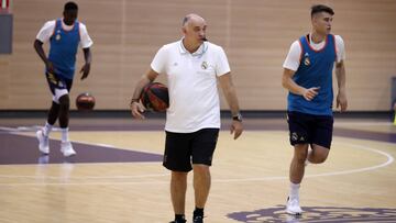 Pablo Laso, entre Garuba y Nakic.