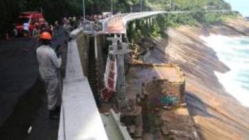 Imágenes del tramo del carril bici de Río de Janeiro que se derrumbó a causa del fuerte oleaje y que dejó dos muertos.