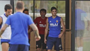 Gon&ccedil;alo Guedes, saliendo al campo de entrenamiento del Valencia.