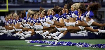 Los aficionados de los Dallas Cowboys vibraron con el último triunfo de su equipo, ante los Philadelphia Eagles (41-21). Además, pudieron disfrutar de sus bellas cheerleaders. En la imagen, el grupo de animadoras del conjunto texano realiza una espectacular actuación durante un momento del partido en el AT&T de Arlington (Texas).