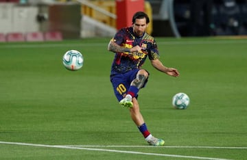 Soccer Football - La Liga Santander - FC Barcelona v Athletic Bilbao - Camp Nou, Barcelona, Spain - June 23, 2020 Barcelona's Lionel Messi during the warm up before the match, as play resumes behind closed doors following the outbreak of the coronavirus d