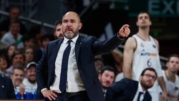 El técnico del Real Madrid, Chus Mateo, durante el segundo encuentro de semifinales de los playoff de la Liga Endesa que disputan hoy viernes Real Madrid y Barça en el Wizink Center de Madrid.