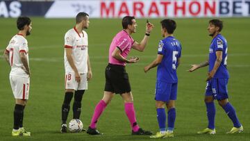 Kubo protesa ante el árbitro.