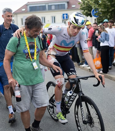 Ivan Romeo, llegó a meta con el lado derecho ensangrentado después de sufrir una caída durante la etapa 20 del Tour de Francia.