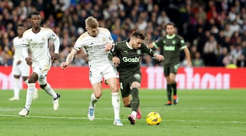 Kroos disputa un balón con Portu ante la atenta mirada de Camavinga