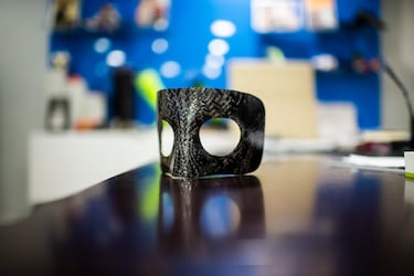 En el caso de AS, la máscara quedó casi acabada: faltó pulirla, acolcharla por el interior y colocarle las cintas, tanto por los laterales de la cabeza como por la parte superior. Pero la parte mollar del trabajo quedó hecha. Una protección de alta calidad cuya fabricación lleva como poco unas 24 horas y que cuesta nada menos que unos 1.200 euros.