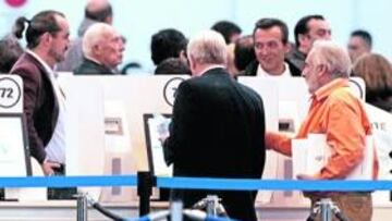 <b>LAS URNAS. </b>Así votaron ayer los compromisarios con el sistema electrónico de la empresa Indra.