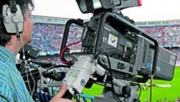 <b>POLÉMICA. </b>Un cámara de Telemadrid en un partido del Atlético en el Calderón. Los hinchas de fuera de Madrid no ven a su equipo.