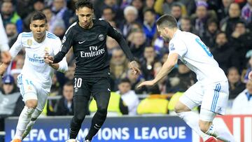 Neymar intenta irse de Nacho durante el partido de ida de octavos de final de la Champions League 2017/2018 entre Real Madrid y PSG.