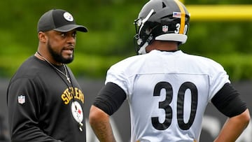 Steelers head coach Mike Tomlin talks with running back James Conner during rookie minicamp Friday, May 12, 2017 at UPMC Rooney Sports Complex on the South Side. (Matt Freed/Post-Gazette)