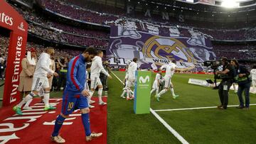 Jugadores del Madrid y del Barça saliendo al campo.
