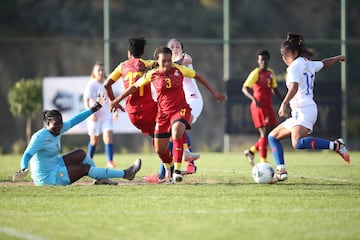 Las 15 fotos que grafican la contundente goleada de Chile