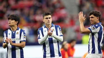 Soccer Football - LaLiga - Atletico Madrid v Real Sociedad - Metropolitano, Madrid, Spain - May 10, 2025 Real Sociedad's Takefusa Kubo, Ander Barrenetxea and Aritz Elustondo react REUTERS/Violeta Santos Moura