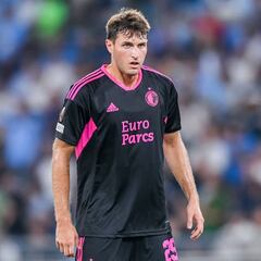 Santiago Giménez y Orkun Kökcü hacen las paces