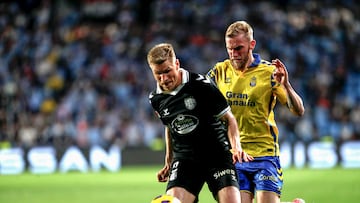 VIGO (PONTEVEDRA), 31/03/2025.- El delantero escocés de Las Palmas Oliver McBurnie (d) presiona al defensa sueco del Celta Carl Starfelt durante el partido de la jornada 29 de LaLiga EA Sports, entre el Celta de Vigo y el UD Las Palmas, celebrado en el estadio de Balaidos en Vigo (Galicia). EFE/ Salvador Sas