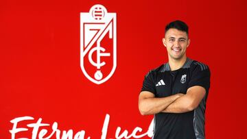 Arturo Ruiz, nuevo entrenador del Granada, posa para AS en la Ciudad Deportiva nazarí.