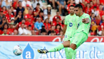 Barcelona's Spanish forward #07 Ferran Torres scores his team's second goal during the Spanish league football match between RCD Mallorca and FC Barcelona at Mallorca Son Moix Stadium in Palma de Mallorca on August 16, 2025. (Photo by JAIME REINA / AFP)